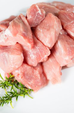 pişmemiş domuz eti