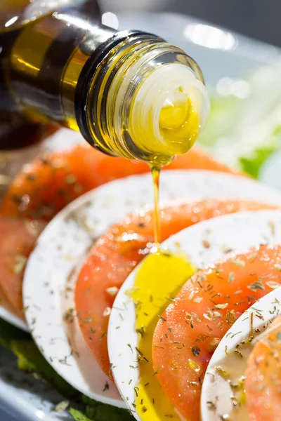 Ensalada de tomate con queso —  Fotos de Stock