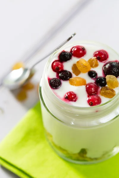 Йогурт з лісовими ягодами — стокове фото