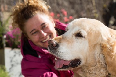 Onun sahibi ile Golden Retriever