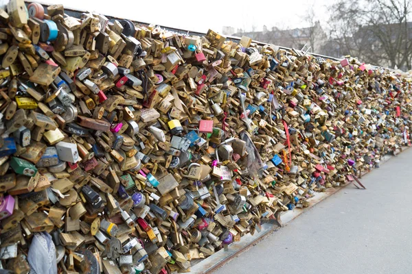 Candados de amor en el puente Pont des Arts — Foto de Stock