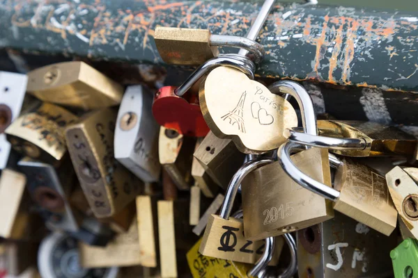 Liefde hangsloten op de brug Pont des Arts — Stockfoto