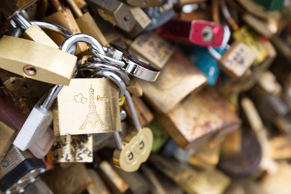 Liefde hangsloten op de brug Pont des Arts — Stockfoto