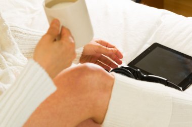 Tablet bilgisayarınız ile yatakta kadın