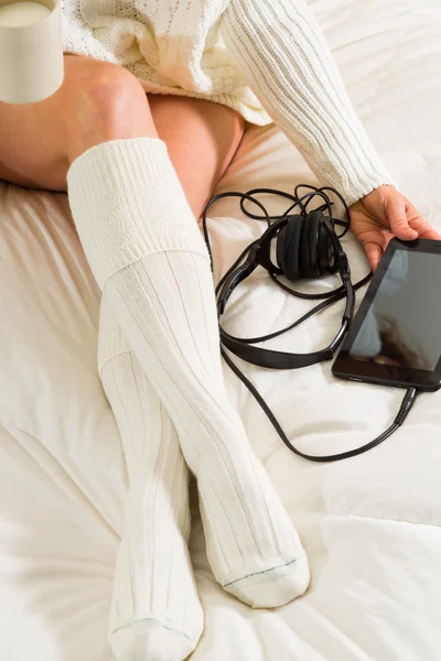 Mujer en la cama con su tableta —  Fotos de Stock