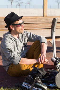 Onun kaykay ile ciddi adam