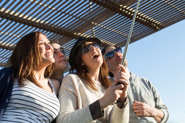 Jonge mensen die een selfie — Stockfoto