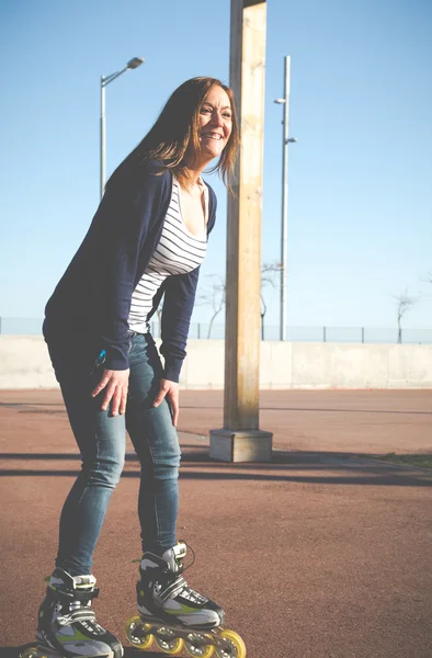 Girl skating — Stock Photo, Image