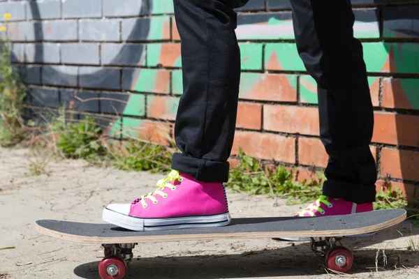 Menina com um skate — Fotografia de Stock