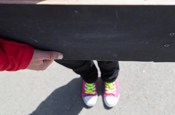 Ragazza con uno skateboard — Foto Stock