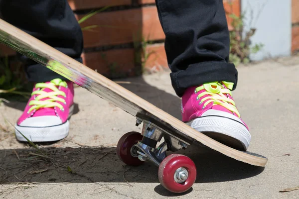 Flicka med en skateboard — Stockfoto
