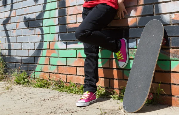 Girl with a skateboard — Stock Photo, Image