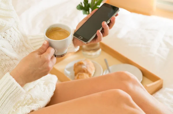 Mujer desayunando en la cama —  Fotos de Stock