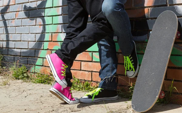 Couple of guys with his skateboard — Stock Photo, Image