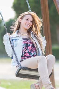 kız arkadaşı sallanan adam