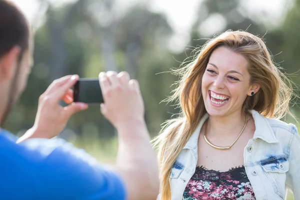 Coppia che porta una foto — Foto Stock