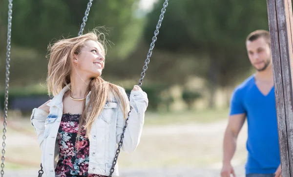 Uomo oscillando la sua ragazza — Foto Stock