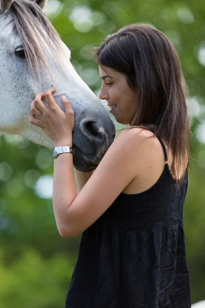 Junge Frau mit ihrem Pferd — Stockfoto