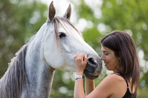 Femeia tânără cu calul ei — Fotografie, imagine de stoc