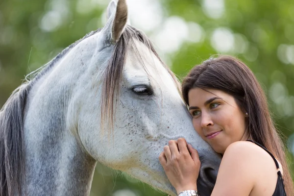 Jovem mulher com seu cavalo — Fotografia de Stock