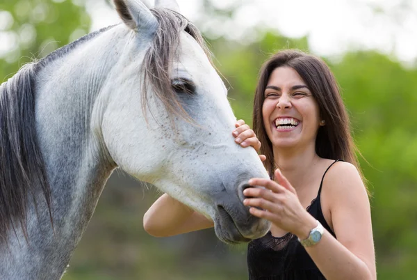 Jeune femme avec son cheval — Photo