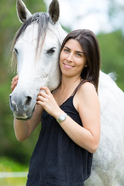 Jovem mulher com seu cavalo — Fotografia de Stock