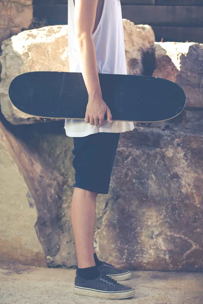 Kleiner Junge mit seinem Skateboard — Stockfoto