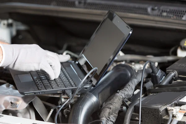 Car mechanic with a tablet — Stock Photo, Image