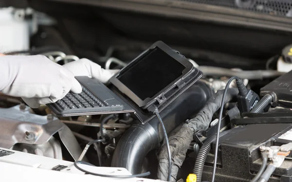 Mecánico de coche con una tableta —  Fotos de Stock