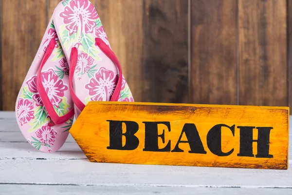 Направление знак с пляжем — стоковое фото