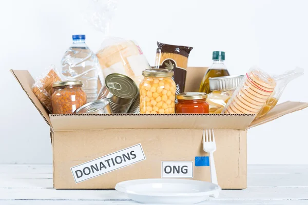 Kiste mit Lebensmitteln zum Spenden — Stockfoto