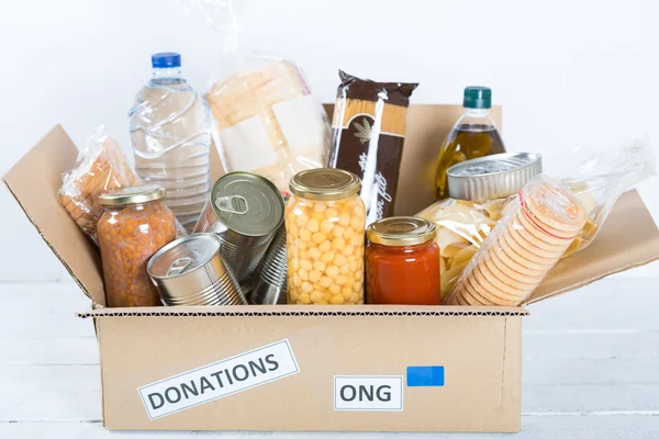 Caja de alimentos para donar — Foto de Stock