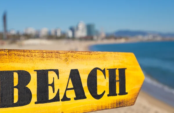 Trä skylt Beach — Stockfoto