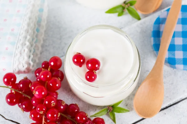 Yogur con grosella roja — Foto de Stock