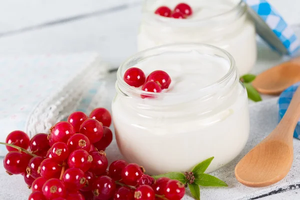 Yogur con grosella roja — Foto de Stock