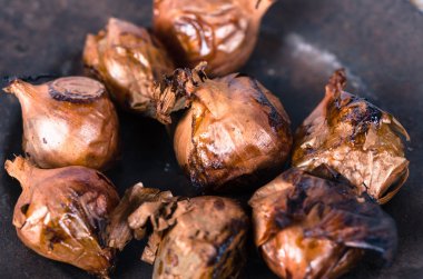 Pişmiş küçük soğan