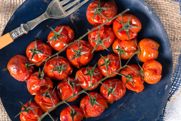 Tomates cherry horneados Imágenes de stock libres de derechos