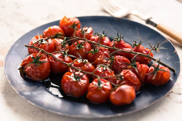 Tomates cherry horneados Fotos de stock libres de derechos
