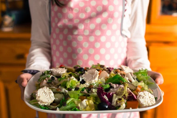 Mädchen mit einem Salat — Stockfoto