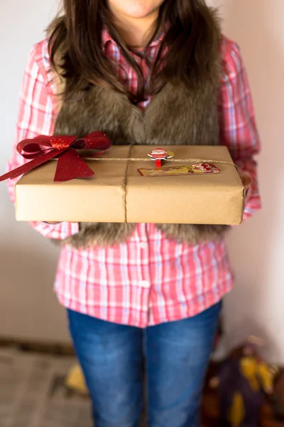 Kız bir hediye sunmak — Stok fotoğraf