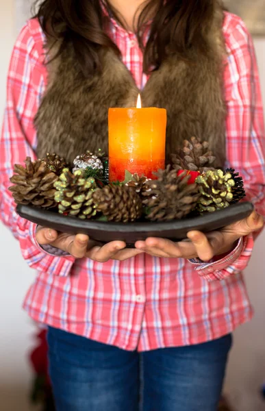 Chica con un adorno de Navidad — Foto de Stock