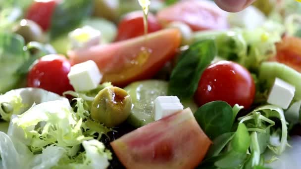 Ensalada mediterránea fresca — Vídeo de stock