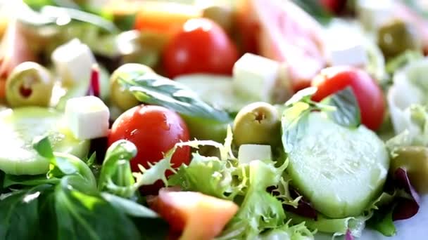 Свежий средиземноморский салат — стоковое видео