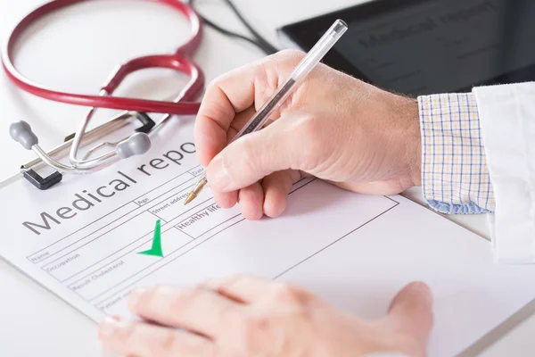 Médico em consulta — Fotografia de Stock