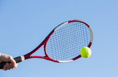 tenisçi topa vuruyor