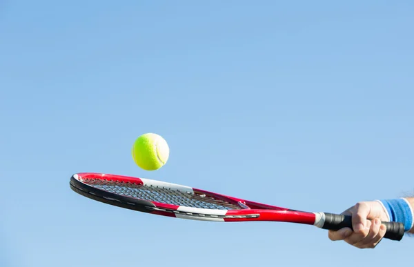 Joueur de tennis frappant la balle — Photo