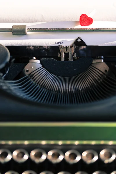 Vieille machine à écrire avec des mots d'amour — Photo