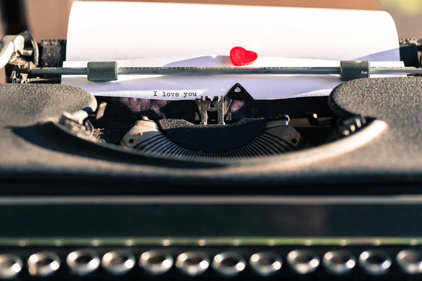 Oude schrijfmachine met woorden van liefde — Stockfoto