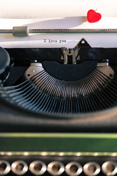 Vieille machine à écrire avec des mots d'amour — Photo