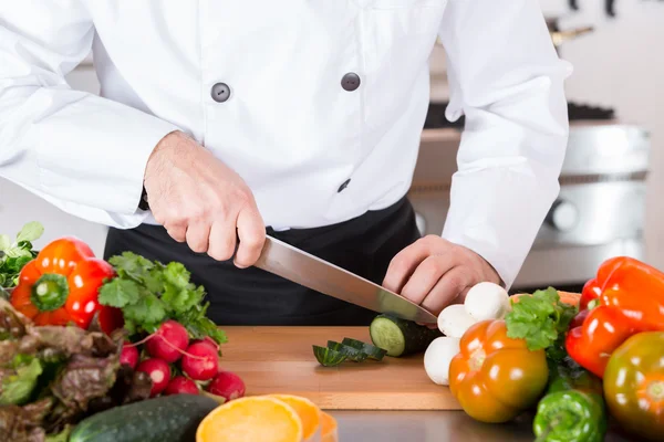 Koch schneidet Gemüse — Stockfoto